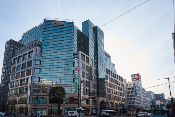 鶴屋百貨店 車8分（約2,420m）
